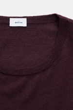 Nahaufnahme von oben auf den von Braun Merino Rundhalspullover bordeaux, feiner Slim Fit Feinstrick aus reiner Merinowolle mit Rundhalsausschnitt und elastischen Rippbündchen.