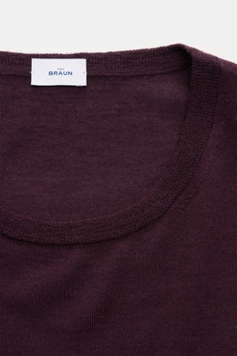 Nahaufnahme von oben auf den von Braun Merino Rundhalspullover bordeaux, feiner Slim Fit Feinstrick aus reiner Merinowolle mit Rundhalsausschnitt und elastischen Rippbündchen.
