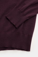 von Braun Merino Rundhalspullover bordeaux in Slim Fit, Detailaufnahme von Ärmel und Bund aus reiner Merinowolle mit weichem Griff und elastischen Rippbündchen, edler Feinstrick für die Übergangszeit.