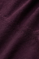 von Braun Merino Rundhalspullover bordeaux, Nahaufnahme des feinen Strickbilds aus reiner Merinowolle mit weichem Griff, Slim Fit, Rundhalsausschnitt und elastischen Rippbündchen, Detailaufnahme der Textur aus nächster Nähe.