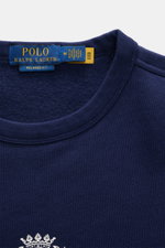 Nahaufnahme des Polo Ralph Lauren Sweatshirt navy mit Rundhalsausschnitt, weichem Griff und sichtbaren Labels innen.