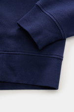 Nahaufnahme des Polo Ralph Lauren Sweatshirt navy von schräg oben, zeigt weichen Baumwoll-Microfaser-Mix, Rippbündchen, Oversized Fit.