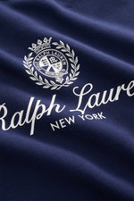 Nahaufnahme aus schräger Perspektive auf das Polo Ralph Lauren Sweatshirt navy mit weißem Brust-Stitching, weicher Baumwoll-Microfaser.