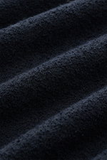 Close-up front view of the navy 04651/ A trip in a bag Rundhalspullover 'Knit Terry Crew' showcasing fine bouclé knit texture. Markante Frottee-Optik: Der feine Bouclé-Strick aus elastischer Baumwolle und hochwertiger Microfaser verleiht dem lässigen Rund