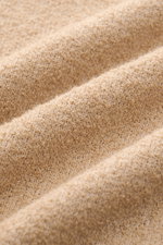 Close-up from a top angle showing the beige fine bouclé knit texture of the 04651/ A trip in a bag Rundhalspullover 'Knit Terry Crew' with a mix of cotton and microfiber, slim fit, round neckline, and flexible ribbed cuffs. Markante Frottee-Optik: Der fei