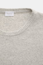 04651/ A trip in a bag Rundhalspullover 'Knit Terry Crew' hellgrau, Slim Fit, feine Bouclé-Struktur, Rundhalsausschnitt, flexible Rippbündchen, Nahaufnahme von oben.