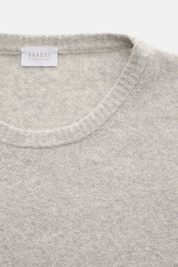 04651/ A trip in a bag Rundhalspullover 'Knit Terry Crew' hellgrau, Slim Fit, feine Bouclé-Struktur, Rundhalsausschnitt, flexible Rippbündchen, Nahaufnahme von oben.