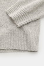 04651/ A trip in a bag Rundhalspullover 'Knit Terry Crew' hellgrau in Slim Fit, feine Bouclé-Struktur, Rippbündchen, Detailaufnahme Ärmel und Saum.
