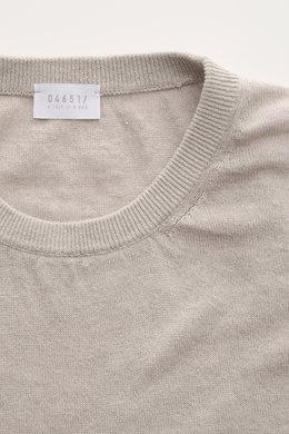 Close-up top view of 04651/ A trip in a bag Fine knit short sleeve jumper 'Pocket Tee' taupe showing crew neck and fine linen-cotton knit.

Description: <p>Lightness you can feel: The fine knit short sleeve jumper 'Pocket Tee' by 04651/ A TRIP IN A BAG in