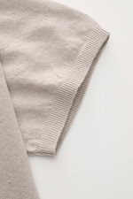 Close-up side view of the sleeve and hem of the 04651/ A trip in a bag Fine knit short sleeve jumper 'Pocket Tee' taupe, showing fine knit linen-cotton fabric with ribbed cuffs and double-layered hems. Lightness you can feel: The fine knit short sleeve ju