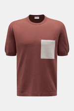 04651/ A trip in a bag Feinstrick-Kurzarmpullover 'Pocket Tee' rostbraun mit Rundhalsausschnitt, Slim Fit, kurzer Saumschlitze, kontrastierender Brusttasche, frontale Aufnahme.