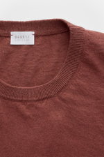 04651/ A trip in a bag Feinstrick-Kurzarmpullover 'Pocket Tee' rostbraun, Nahaufnahme von Rundhalsausschnitt und feinem Strick aus Leinen-Baumwolle.