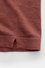 04651/ A trip in a bag Feinstrick-Kurzarmpullover 'Pocket Tee' rostbraun, Nahaufnahme Saum mit kurzen Schlitzen und feinem Strickbild, Leinen-Baumwoll-Mix.