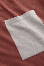 04651/ A trip in a bag Feinstrick-Kurzarmpullover 'Pocket Tee' rostbraun, Detailansicht der farblich abgesetzten Brusttasche aus Leinen-Baumwoll-Mix.