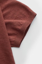 04651/ A trip in a bag Feinstrick-Kurzarmpullover 'Pocket Tee' rostbraun, Detailansicht Ärmel mit Rundhalsausschnitt, Leinen-Baumwoll-Mix, Slim Fit, feines Strickbild, farblich abgesetzte Brusttasche.