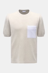 Frontansicht des 04651/ A trip in a bag Feinstrick-Kurzarmpullover 'Pocket Tee' hellgrau aus Leinen-Baumwoll-Mix mit Slim Fit und kontrastierender Brusttasche.