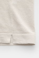 Hellgrauer 04651/ A trip in a bag Feinstrick-Kurzarmpullover 'Pocket Tee' aus Leinen-Baumwoll-Mix, Nahaufnahme Saum mit kurzer Schlitzperspektive.