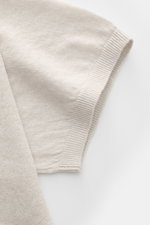 04651/ A trip in a bag Feinstrick-Kurzarmpullover 'Pocket Tee' hellgrau aus Leinen-Baumwoll-Mix, Slim Fit, Rundhalsausschnitt, kurze Ärmel, Brusttasche, Detailaufnahme von oben.