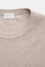 Close-up front view of the 04651/ A trip in a bag Rundhalspullover 'Knit Terry Crew' hellgrau, showing its fine bouclé knit, slim fit, round neckline, and flexible ribbed cuffs. Markante Frottee-Optik: Der feine Bouclé-Strick aus elastischer Baumwolle und