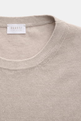 Close-up front view of the 04651/ A trip in a bag Rundhalspullover 'Knit Terry Crew' hellgrau, showing its fine bouclé knit, slim fit, round neckline, and flexible ribbed cuffs. Markante Frottee-Optik: Der feine Bouclé-Strick aus elastischer Baumwolle und