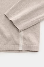 Close-up image of the sleeve and lower hem of the 04651/ A trip in a bag Rundhalspullover 'Knit Terry Crew' hellgrau, showing fine bouclé texture and ribbed cuffs. Markante Frottee-Optik: Der feine Bouclé-Strick aus elastischer Baumwolle und hochwertiger 