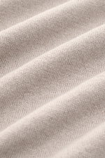 Close-up top-down view of the light gray fabric texture of the 04651/ A trip in a bag Rundhalspullover 'Knit Terry Crew' hellgrau showing fine bouclé structure.

<p>Markante Frottee-Optik: Der feine Bouclé-Strick aus elastischer Baumwolle und hochwertiger