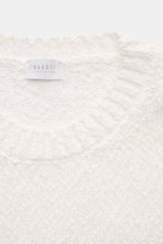 Weißer Ausschnitt in Nahaufnahme des 04651/ A trip in a bag Rundhalspullover 'Mouline Striped' offwhite/navy gestreift aus Baumwolle mit grobem Strick.
