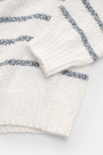 04651/ A trip in a bag Rundhalspullover 'Mouline Striped' offwhite/navy gestreift, Detailaufnahme von Ärmel und Saum, grobes Strickbild, reine Baumwolle, Oversized Fit, Rundhalsausschnitt, komfortable Rippbündchen, klassisches Streifenmuster.