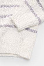 Detailaufnahme des 04651/ A trip in a bag Rundhalspullover 'Mouline Striped' offwhite/lavender gestreift mit grobem Strick, Rundhalsausschnitt und Rippbündchen.