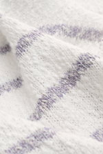 Makroaufnahme des grob gestrickten 04651/ A trip in a bag Rundhalspullover 'Mouline Striped' offwhite/lavender gestreift mit klassischem Streifenmuster aus reiner Baumwolle.