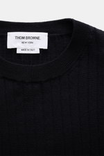 Nahaufnahme des Thom Browne Rundhalspullover navy aus elastischer Wolle mit Rundhalsausschnitt, feinem Strickbild und markentypischen Streifen.