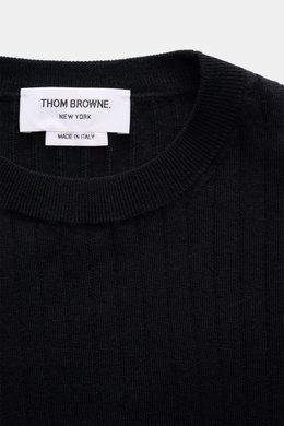 Nahaufnahme des Thom Browne Rundhalspullover navy aus elastischer Wolle mit Rundhalsausschnitt, feinem Strickbild und markentypischen Streifen.
