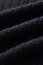 Nahaufnahme des Thom Browne Rundhalspullover navy in elastischem Rippstrick aus weicher Wolle, feines Strickbild erkennbar.