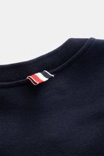 Thom Browne Rundhals-Sweatshirt weiß/navy im Detail, Nahaufnahme des Rundhalsausschnitts mit Grosgrain-Schlaufe, weiche Baumwolle.