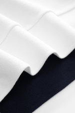 Thom Browne Rundhals-Sweatshirt weiß/navy, Detailfoto von Stoff und Rippbündchen, sportive Baumwolle, Regular Fit, Kontraststreifen, Grosgrain-Schlaufe.