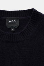 Nahaufnahme von innen auf den Rundhalsausschnitt des A.P.C. Rundhalspullover 'Edmond' navy, reine Wolle, Regular Fit, mit Logo am Bund und Rippbündchen.