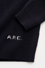 Nahaufnahme des A.P.C. Rundhalspullover 'Edmond' navy aus reiner Wolle, Detailfoto von Ärmel und Bund mit kontrastfarbenem Logo.