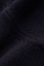 Nahaufnahme des A.P.C. Rundhalspullover 'Edmond' navy aus reiner Wolle, Detail der leicht griffigen Haptik und Rippstruktur.