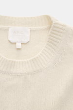 A.P.C. Rundhalspullover 'Edmond' creme aus reiner Wolle, Nahaufnahme von oben auf Rundhalsausschnitt und Label, Regular Fit mit Rippbündchen