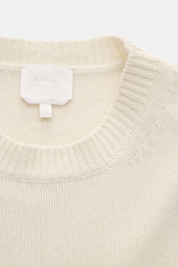 A.P.C. Rundhalspullover 'Edmond' creme aus reiner Wolle, Nahaufnahme von oben auf Rundhalsausschnitt und Label, Regular Fit mit Rippbündchen