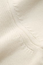 A.P.C. Rundhalspullover 'Edmond' creme aus reiner Wolle, Detailaufnahme der gestrickten Struktur und Rippbündchen, nah und aus schräger Perspektive.