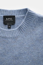 A.P.C. Rundhalspullover 'Edmond' rauchblau meliert, Detailaufnahme von oben, reine Wolle, Rippbündchen, Regular Fit, Logo am Bund sichtbar.