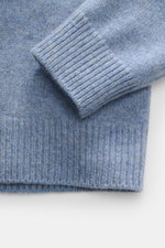 A.P.C. Rundhalspullover 'Edmond' rauchblau meliert, Detailaufnahme von Ärmel und Bund, reine Wolle, Rippbündchen, Regular Fit, kontrastfarbenes Logo.