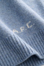 Nahaufnahme des A.P.C. Rundhalspullover 'Edmond' rauchblau meliert, Detail der reinen Wolle und kontrastfarbenem Logo am Bund.