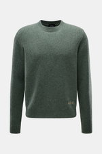 A.P.C. Rundhalspullover 'Edmond' graugrün meliert, aus reiner Wolle, Regular Fit, mit Rundhalsausschnitt, kontrastfarbenem Logo am Bund, frontal fotografiert.