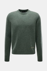 A.P.C. Rundhalspullover 'Edmond' graugrün meliert, aus reiner Wolle, Regular Fit, mit Rundhalsausschnitt, kontrastfarbenem Logo am Bund, frontal fotografiert.