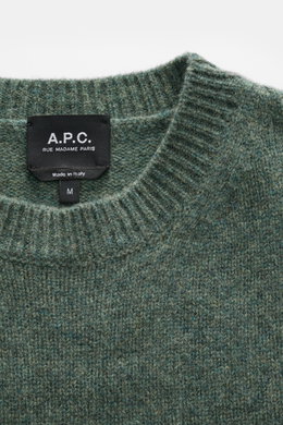 Nahaufnahme des Rundhalsausschnitts und Labels des A.P.C. Rundhalspullover 'Edmond' graugrün meliert aus reiner Wolle.