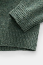 A.P.C. Rundhalspullover 'Edmond' graugrün meliert aus reiner Wolle, Detailaufnahme von Ärmelsaum und Bund mit Rippbündchen, leicht griffige Haptik.