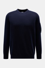 C.P. Company Rundhalspullover navy in Frontansicht, mittelfeiner Strick, Raglanärmel mit Zipper-Tasche, weicher Woll-Microfaser-Mix, Regular Fit.