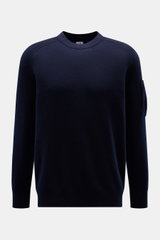 C.P. Company Rundhalspullover navy in Frontansicht, mittelfeiner Strick, Raglanärmel mit Zipper-Tasche, weicher Woll-Microfaser-Mix, Regular Fit.